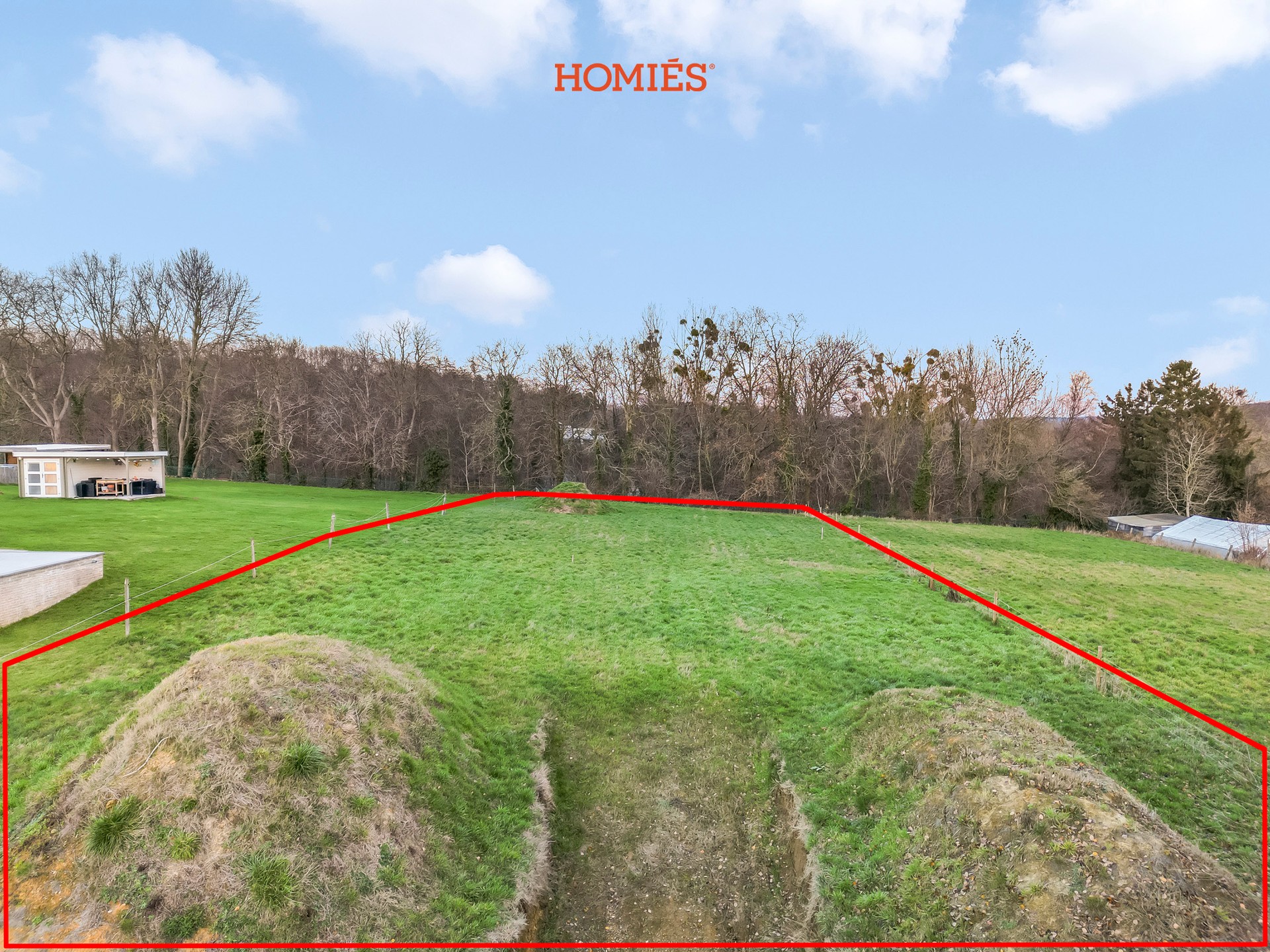 Ruime bouwgrond in groene omgeving